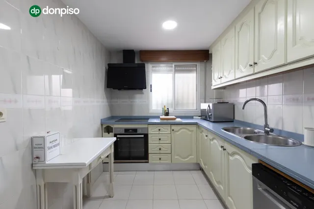 Casa independiente con piscina en La Zubia. — 10