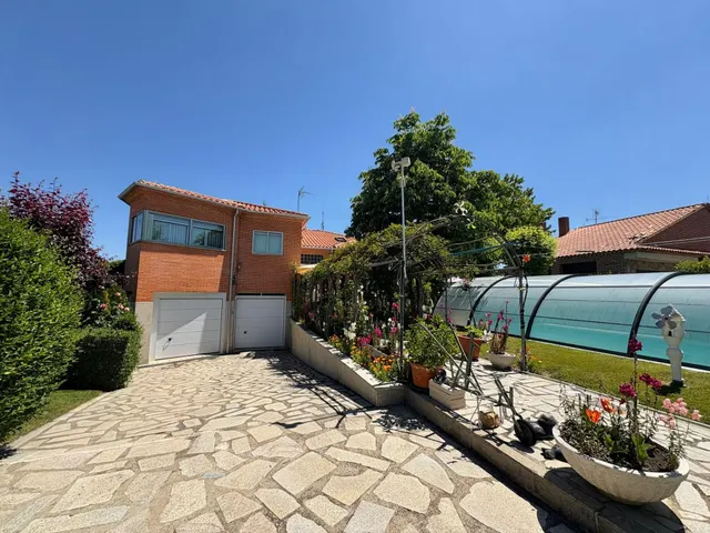 Urbis te ofrece un chalet en venta en la zona de Los Almendros, Villamayor, Salamanca. — 2