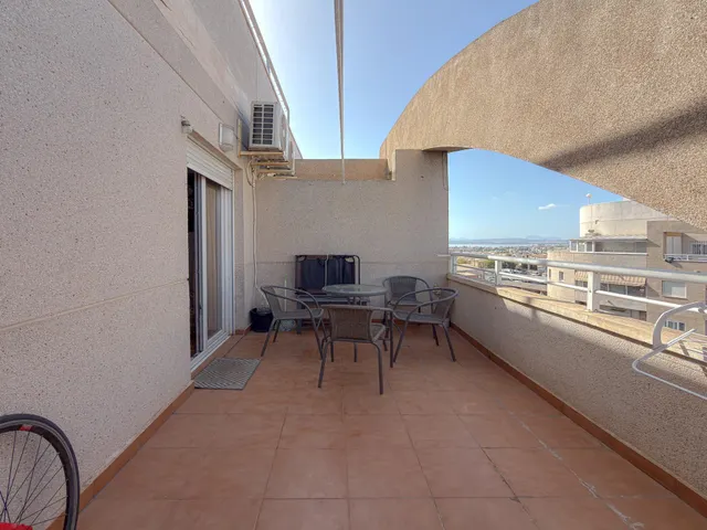 Centro! Interesante ático semireformado, con gran terraza e increíbles vistas panorámicas + 2 piscinas comunitarias — 14