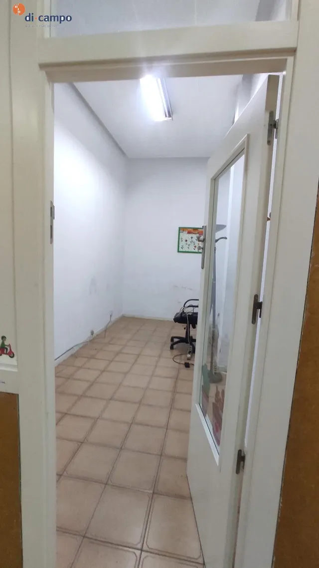 AMPLIO LOCAL EN VENTA, PASEO SAN ISIDRO, VALLADOLID. FACHADA A TRES CALLES. — 12