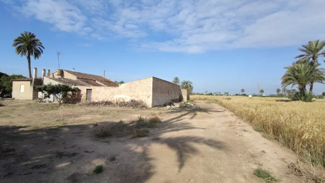 SE VENDE CASA DE CAMPO CON 42.000 M2 DE PARCELA. — 10