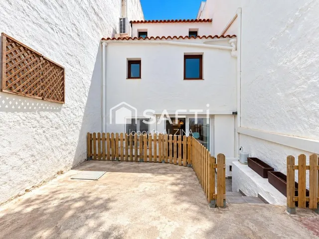 Casa céntrica con patio y 6 habitaciones en Mahón. — 2