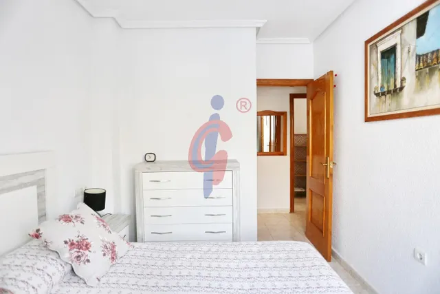 Espectacular bungalow en esquina con gran solárium, jardín privado y piscina en Guardamar del Segura — 21