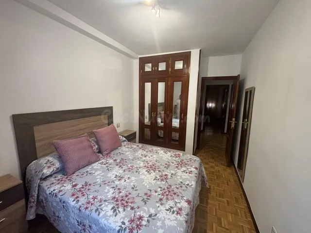 Poligono Residencial. Piso AMUEBLADO con 3 dormitorios y 2 baños . Piscina comunitaria. Garaje. — 2