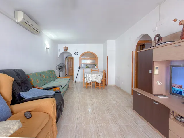 Centro! Estupendo apartamento con 2 dormitorios y 2 baños + Terraza con vistas laterales al mar + Piscina comunitaria — 11