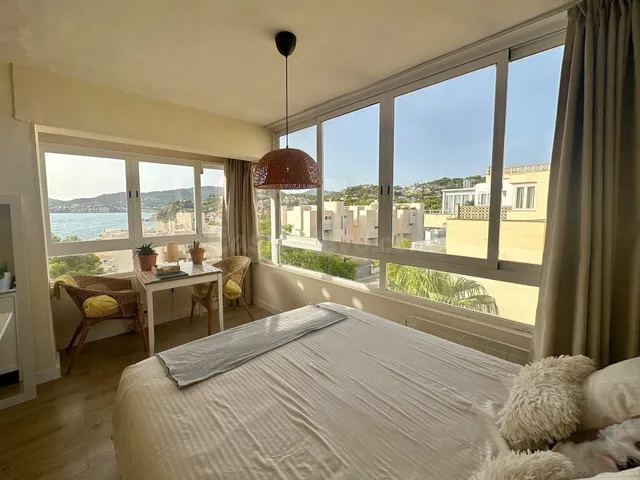 ESTUDIO REFORMADO EN ÚLTIMA PLANTA CON VISTAS AL MAR EN COST