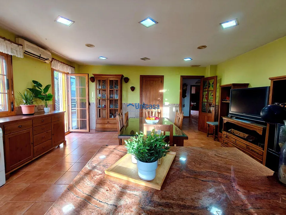 Casa amplia en primera planta, con terraza, garaje y buhardilla en Las Morillas – Puerto de la Torre