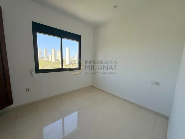 Piso de 4 dormitorios en el corazón de la Playa de Poniente, perfecto para ti y tu familia. — 11