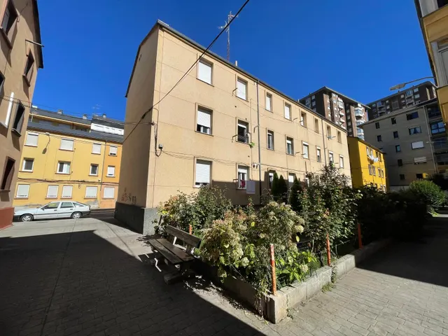 SE VENDE PISO ZONA ALTA — 33