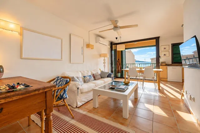 Ático dúplex de 80 m2 con terraza privada y vistas al mar en