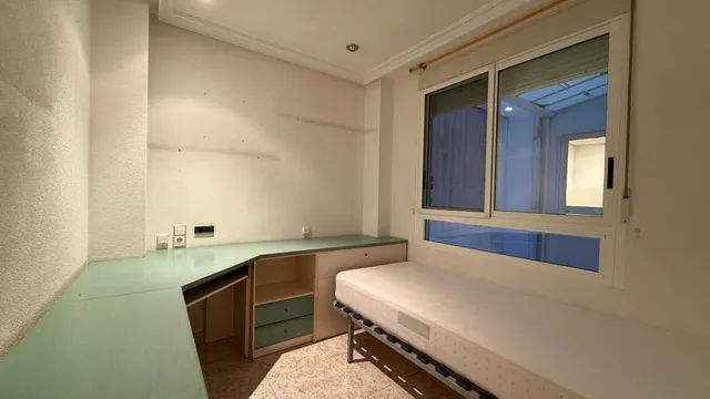 ✨ Piso de 135 m2 en pleno centro de Torrevieja, junto a la Plaza de la Constitución – Amplio, luminoso y con infinitas posibilidades ✨ — 12