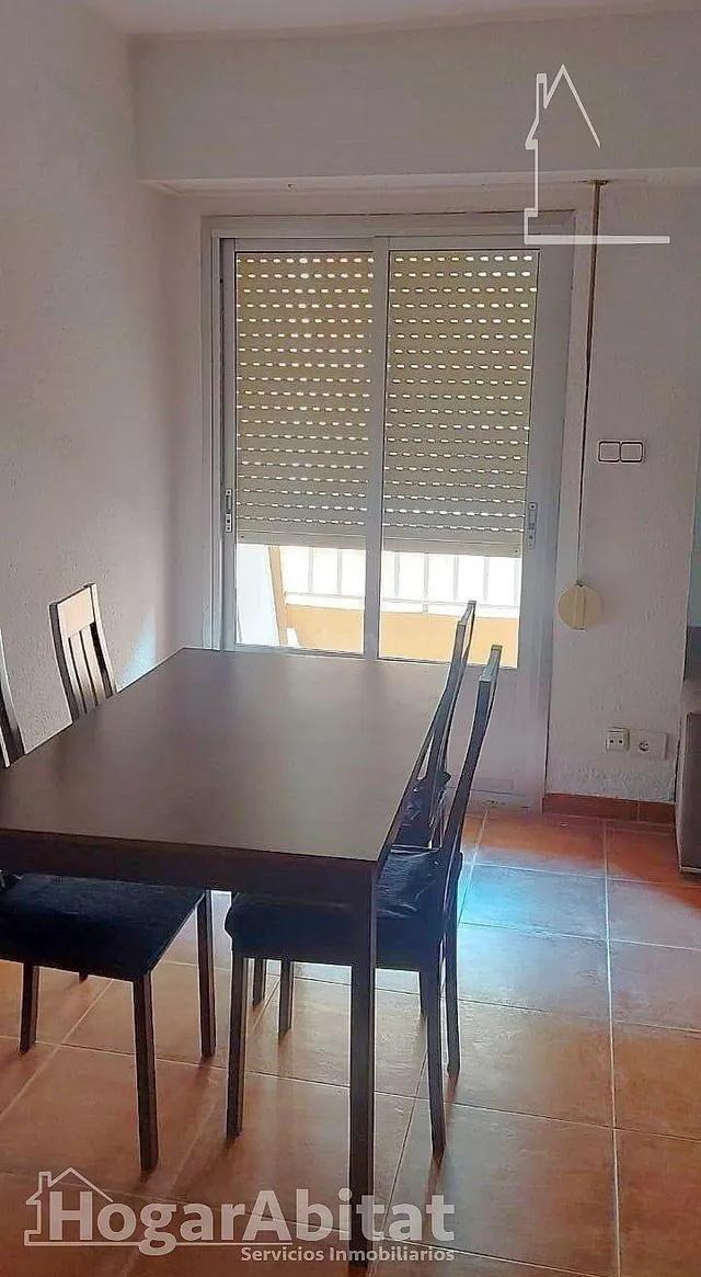 MUY AMPLIO, LUMINOSO Y SEMIREFORMADO CON BALCÓN - foto 3