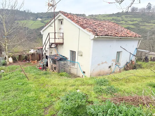 Casa de campo con 21.535 m2 de terreno en Las Regueras