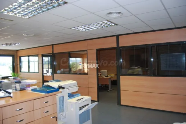 Llagostera | Nave industrial de 828 m2 con oficinas, almacén - foto 3