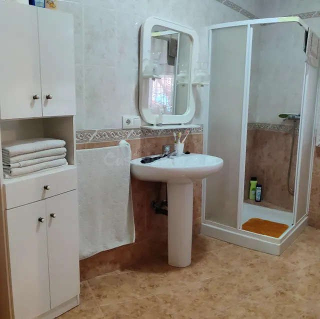 GRAN CASA FAMILIAR DE 2 PLANTAS Y 6 DORMITORIOS CON BUENA UB - foto 4