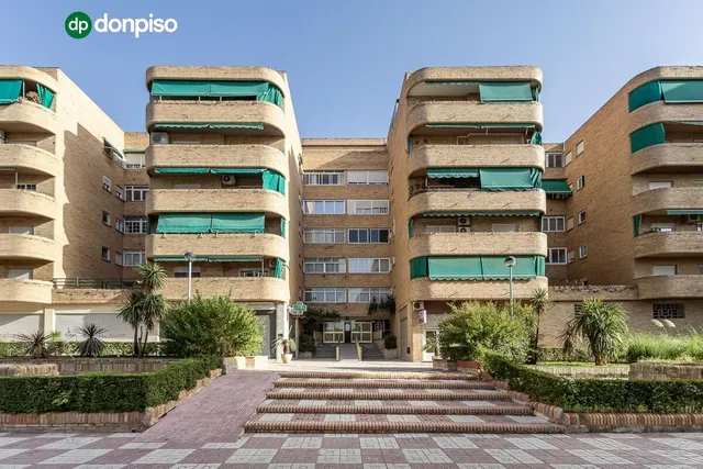 Piso con plaza de garaje cerrada junto a La Inmaculada, frente al río Genil. — 11