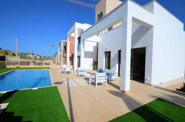 SE VENDE VILLA DE LUJO CON 3 DORMITORIOS Y PISCINA PROPIA EN - foto 2