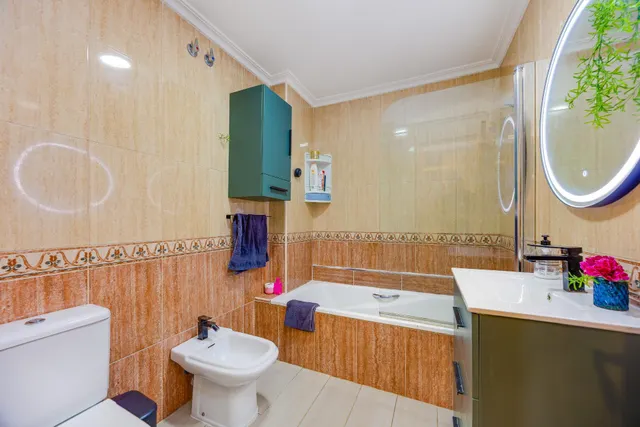 Amplio piso con 4 dormitorios, terraza y garaje en el centro de Torrevieja — 27