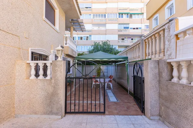 Planta baja de tres dormitorios con gran patio a 150 metros de la playa de La Mata — 20