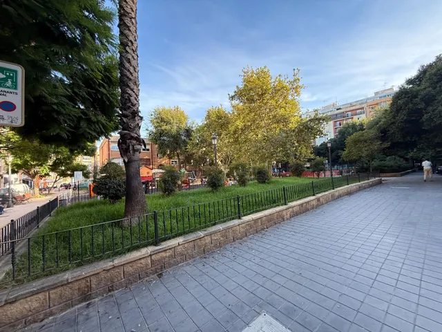 Piso en buena zona,  metro amistat, muy luminoso, a poca distancia de las universidades. — 26