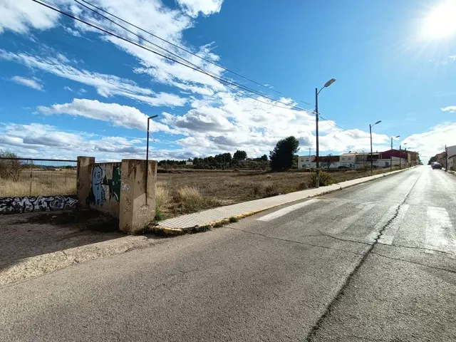 PARCELAS URBANAS UBICADAS EN ZONA "LAS FUENTECICAS" — 2