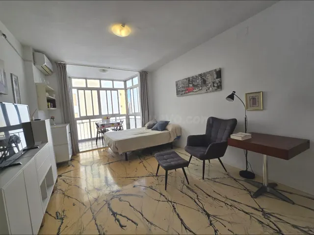 ESTUDIO CÉNTRICO CON TERRAZA – ALQUILER DE LARGA TEMPORADA