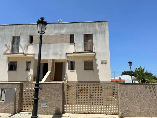 Casa adosada con jardín y piscina comunitaria — 2