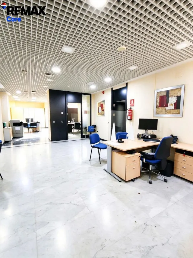 Local para oficinas, gimnasio o clínica en venta en el Centro de Badajoz — 30