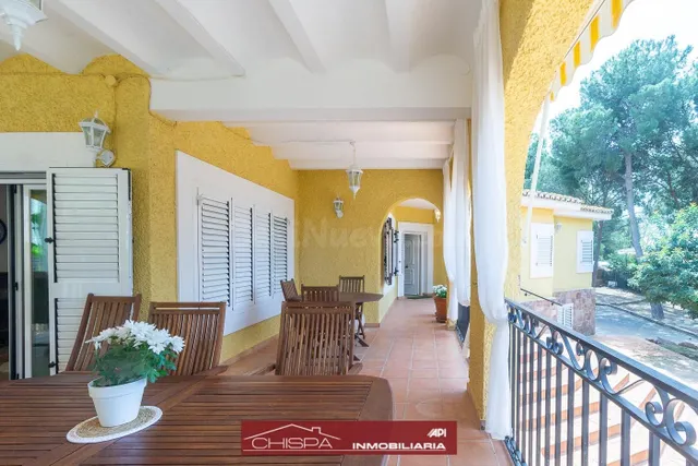 Espectacular chalet con piscina y jardín - foto 5