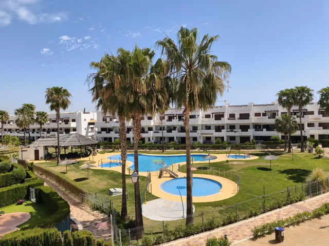 Amplio apartamento de 3 dormitorios a 600 metros de la playa y servicios — 20