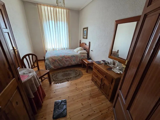 SE VENDE CASA EN VALENCIA DE DON JUAN, 2 PLANTAS, 5 HAB., 2 COCINA, BAÑO, ASEO, PATIO, COCHERA. — 10