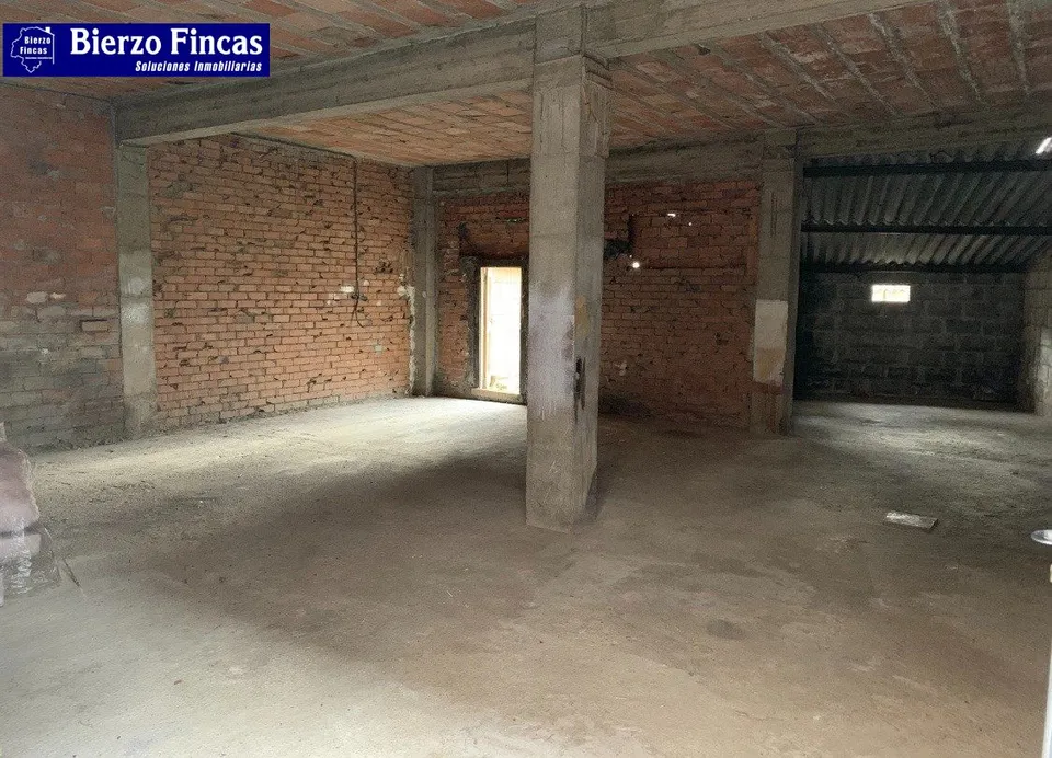 **se alquila local-almacén en la zona alta de Ponferrada**