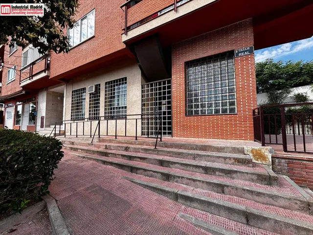 ¡Amplio local comercial con patio y accesibilidad para todos! — 4