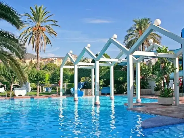 OPORTUNIDAD EN BENALBEACH — 10