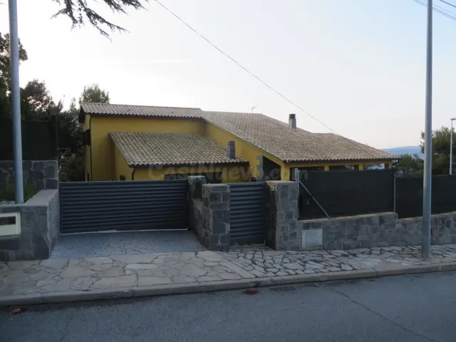 Se vende Casa OKUPADA en Calle CL ANTONI TÀPIES 81 Seva, (Ba