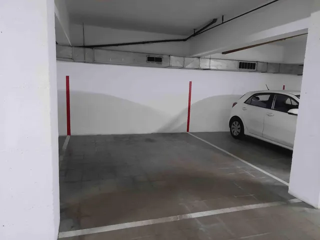 13 Plazas de Parking para COCHE GRANDE o MOTOS IDEAL INVERSORES en la Plaça Granollers de Mataró — 7