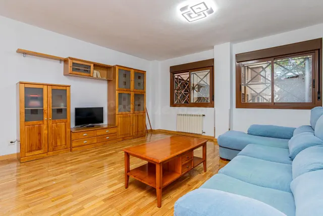 WGI INMOBILIARIA ALQUILA vivienda REFORMADA con PATIO — 2