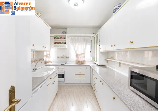 ¡Oportunidad única! Ático de 4 dormitorios y 2 baños con gran terraza frente al Colegio Agustinos (Arabial) — 16