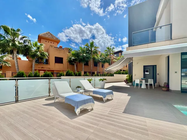 elegante villa con vistas parciales al mar. — 47