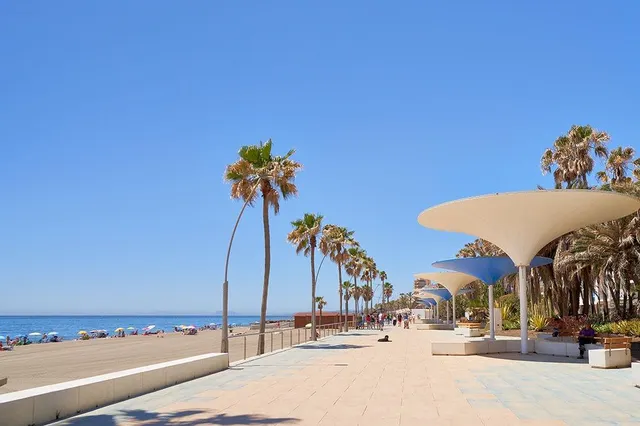 Magnifico piso en edificio en primera linea de playa en Estepona pueblo — 28