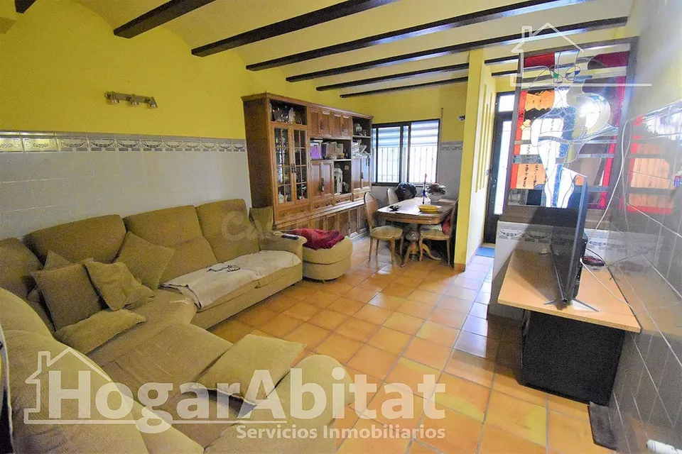 AMPLIA CASA CON TERRAZA Y BALCÓN