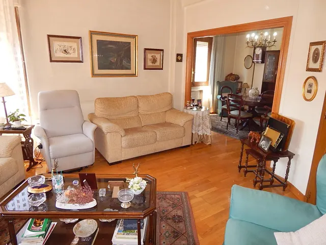 ETXEA Vende piso en el centro de Pamplona, 4 dormitorios, salón cocina, baño y aseo — 7