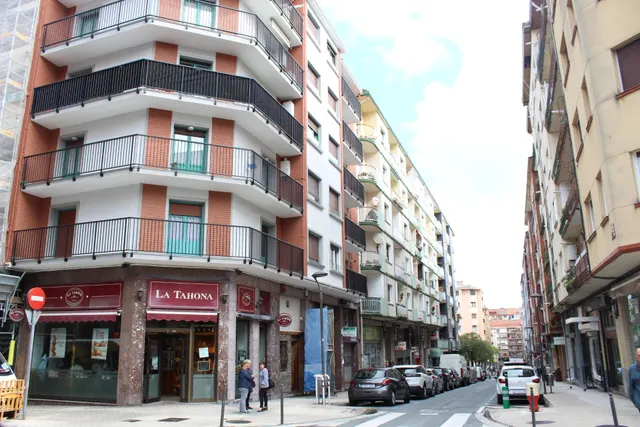 LOCAL EN SERAPIO MUGICA — 19