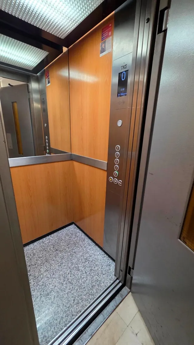 ¡estupendo piso con balcón y ascensor junto a plaza de los jardinillos! — 21
