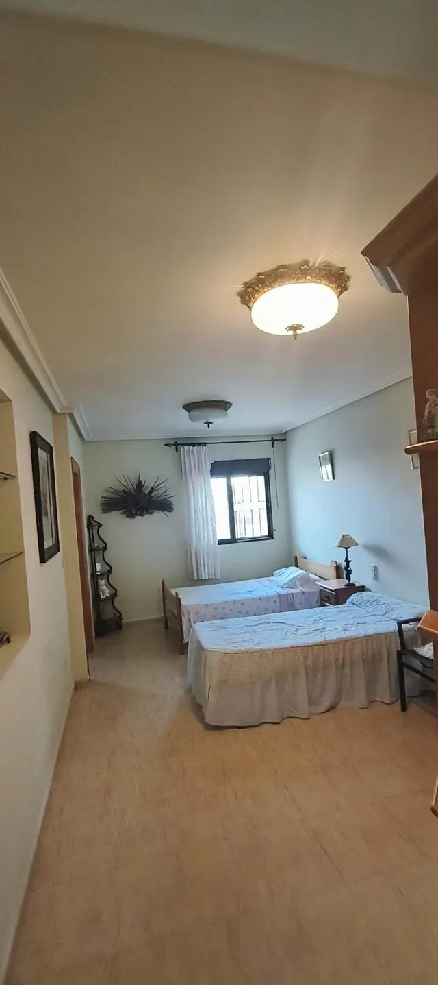 Imponente Chalet en La Hoya con Piscina y Amplios Jardines — 25