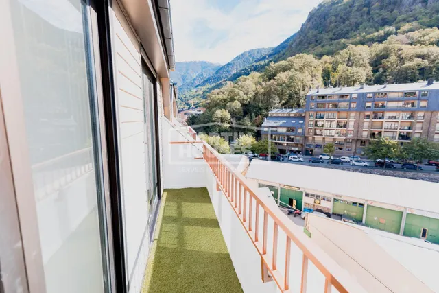 Ático reformado en pleno centro de la capital con terraza, vistas y parking doble — 17