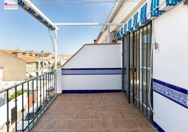 Vive en el corazón de Armilla: 4 dormitorios, patio, terraza y garaje — 21
