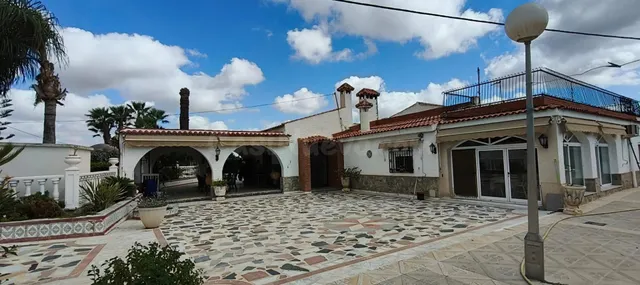 Imponente Chalet en La Hoya con Piscina y Amplios Jardines — 2