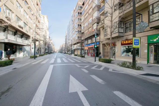 Local comercial junto a Mercado de San Agustín y a espaldas de Gran Vía. — 28