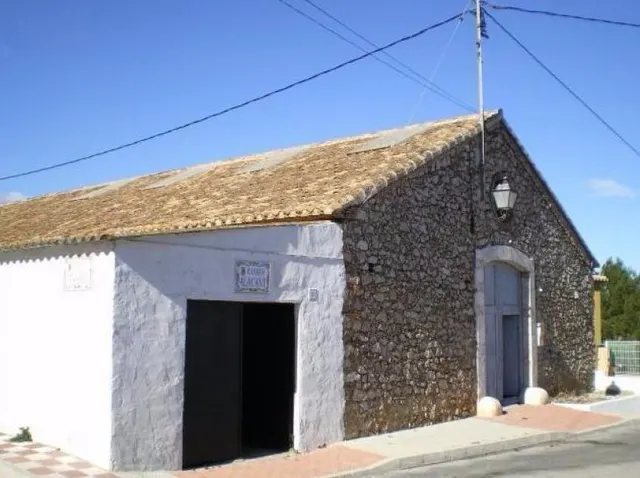 Casa de piedra integrada en el pueblo — 5